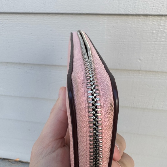 Coach Medium ID Zip Wallet in Shell (Light Pink/Ballet Pink) - Picture 5 of 5